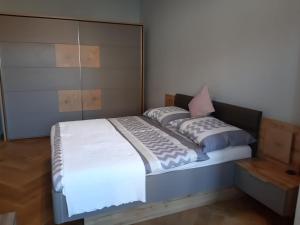 布拉格Praha white gardens的一间卧室配有一张带大床头板的床