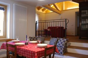 PelugoTana dell'Orso的一张带红白桌布的餐桌