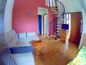 莱斯卡拉VACAY Villa Lin的客厅设有白色沙发和楼梯。