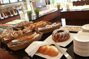 菲拉赫特尔蒙卡拉瓦肯豪弗酒店的餐桌上的糕点和面包自助餐