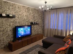 塔林Just Apartments的客厅设有壁挂式平面电视。