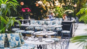 柏林Provocateur Berlin, a Member of Design Hotels的一排桌椅,配上眼镜和植物