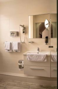 克洛斯特新堡安克酒店的一间带水槽和镜子的浴室