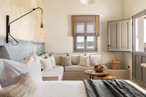 Chora Kythnos Suites adults only的休息区