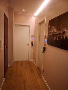 米兰2 Navigli的走廊上设有白色门,墙上挂着一幅画