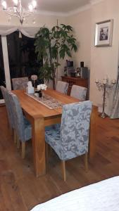 马盖特Nest Guesthouse的一张带椅子的木桌和一间餐厅