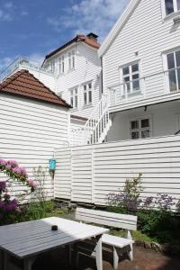 卑尔根克劳斯特哈根酒店的前面有野餐长椅的白色房子