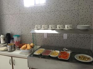 大坎皮纳Alto Serra Hotel的厨房配有带食物的柜台