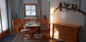 策尔内茨Chasa Melchior的一间带木桌和窗户的用餐室