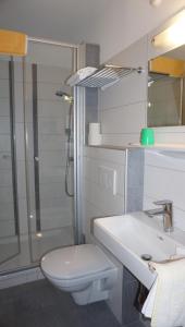 马耳他胡伯特斯盖斯特豪斯酒店的浴室配有卫生间、盥洗盆和淋浴。