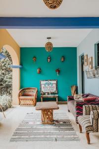 瓦哈卡市Azul Cielo Hostel的客厅设有绿色的墙壁