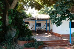 帕洛米诺Finca del Rio Palomino的房屋设有带桌椅的庭院