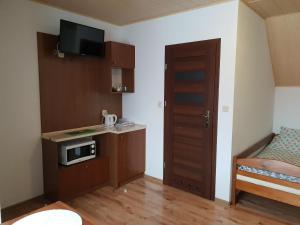 Krajno PierwszeNoclegi Na Wzgórzu的一间小房间,设有小厨房和一张床