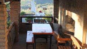 波吉邦西Podere Val di Gallo的窗户建筑中的桌椅