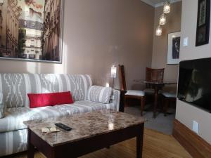 FarnhamVieux-Old Farnham Appart-Condotel的带沙发和咖啡桌的客厅