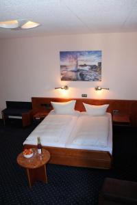 陶贝尔比绍夫斯海姆阿德勒霍夫酒店的一间卧室配有一张大床和一张桌子