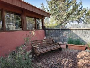 米茨佩·拉蒙Desert Peace的坐在房子外的木凳