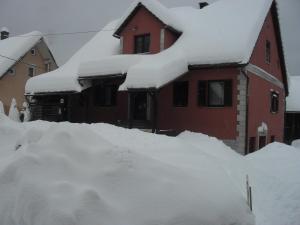 MoraviceApartman Anika的一堆积雪覆盖的房子