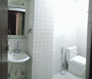 加德满都Hotel Samrajya Pvt. Ltd.的白色的浴室设有卫生间和水槽。