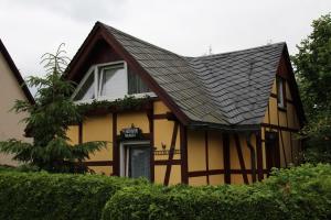沃尔肯施泰因Ferienhaus Neubert的黑色的黄色房子,有黑色的屋顶
