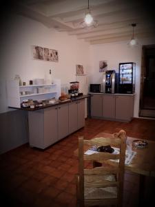 Huisnes-sur-MerAux Chambres du Mont的厨房配有桌子和台面
