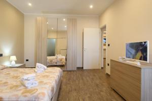 布林迪西Casa vacanze Corso Roma的一间卧室配有一张大床和电视