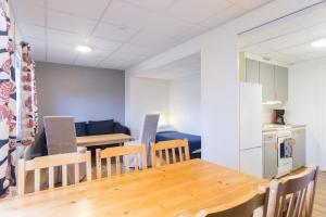 ÄtranÄtrans Stugby & Fritidsanläggning的厨房以及带桌椅的用餐室。