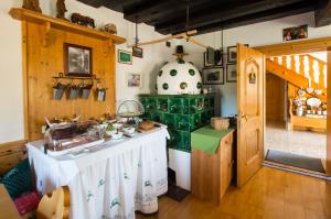 圣沃尔夫冈莱德霍夫斯维斯巴瓦酒店的厨房配有桌子和炉灶。