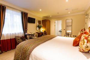 特拉利特拉利大酒店的酒店客房设有一张大床和一张书桌。