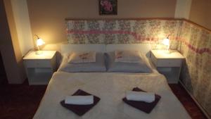 博加奇艾斯爱特瑞姆阿拉拜斯特姆旅馆的一间卧室配有一张带2个床头柜的大床