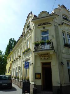 卡尔维纳纳弗日斯塔特斯克酒店和餐厅的前面有停车标志的建筑