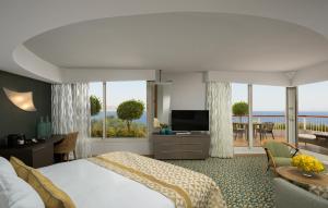 埃拉特丹埃拉特酒店的酒店客房设有一张床,享有海景。
