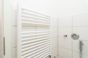 菲尔特Private apartments with direct subway entrance的浴室设有白色瓷砖淋浴。
