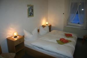 埃伦德博德塔尔酒店的卧室配有白色的床和2条毛巾