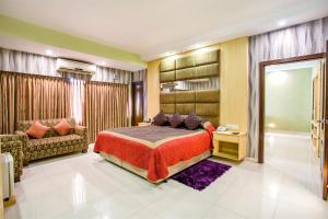 达卡达卡雅诗阁酒店的一间卧室配有一张床和一张沙发