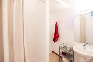 里奥内莱尔巴Casa di Charme, Rio nell'Elba的带淋浴和盥洗盆的浴室