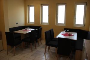 格平根Friederike Wackler Gästehaus的用餐室设有2张桌子和椅子以及窗户。