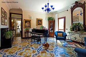 阿格里真托terrazze di montelusa的客厅里摆放着钢琴和狗