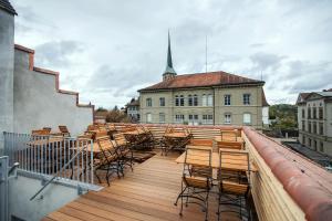 布格多夫Boutique Hotel - Restaurant Orchidee的一个带桌椅的阳台和一座建筑