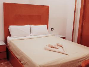 卢克索Villa Dream的一间卧室配有一张床,床上有毛巾