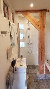 皮滕Casaprisco的带淋浴和白色盥洗盆的浴室