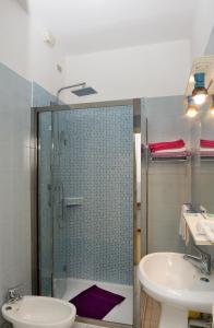 瓦拉泽潘塔贝拉酒店的带淋浴、盥洗盆和卫生间的浴室