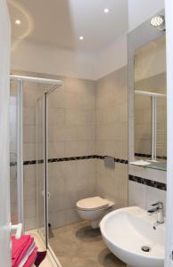 瓦拉泽潘塔贝拉酒店的一间带卫生间和水槽的浴室