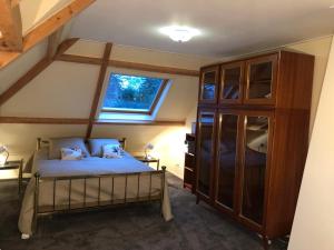 比尔特霍芬Apartment in Romantic Villa的一间卧室设有一张床和一个大窗户
