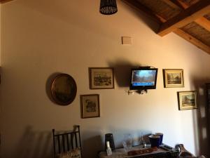 塞卡尔Quarto Monte Ninho das Perdizes的客厅的墙上配有电视
