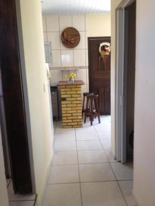 拉古纳Casa verde的铺有瓷砖地板的厨房和带桌子的厨房