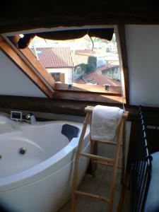 科尔库维翁Casa taller de Benito的窗户客房内的浴缸