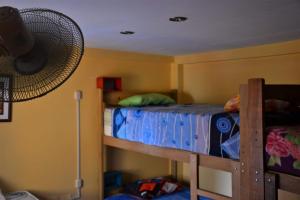 利马苏斯皮罗印加旅舍的一间卧室设有两张双层床和风扇