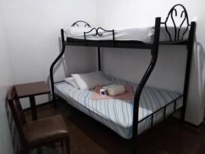 科隆King Michael Coron的一间卧室配有双层床和椅子