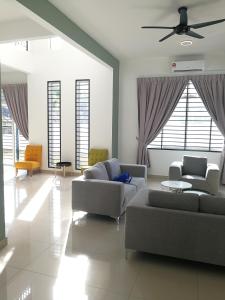 迪沙鲁Desaru Arcadia Semi D Rooms Rental Available的客厅配有两张沙发和吊扇